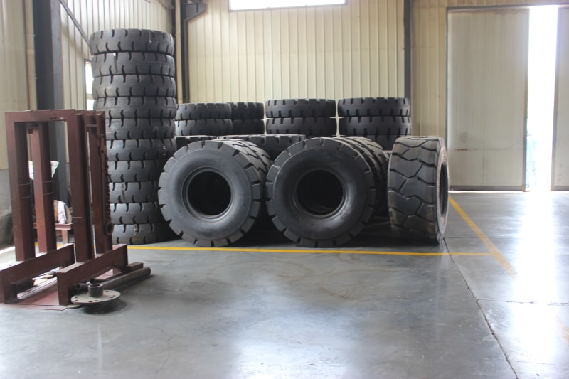 叉車(chē)輪胎保養細節